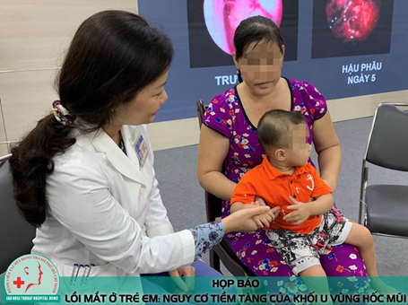 Phẫu thuật thành công cho bé trai 15 tháng tuổi bị lồi mắt, nghẹt thở vì khối u lạ ở hốc